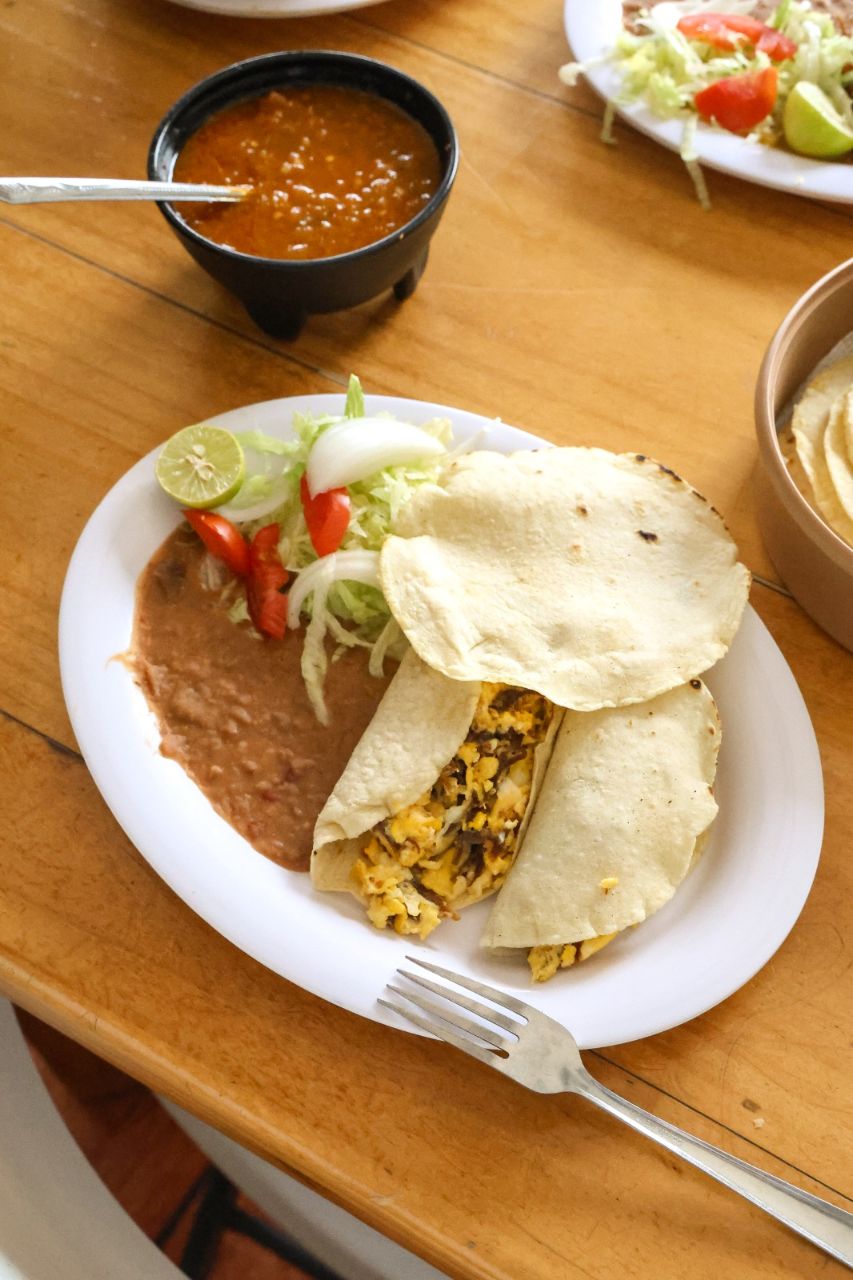 Machacado con huevo, frijoles y tortillas de harina