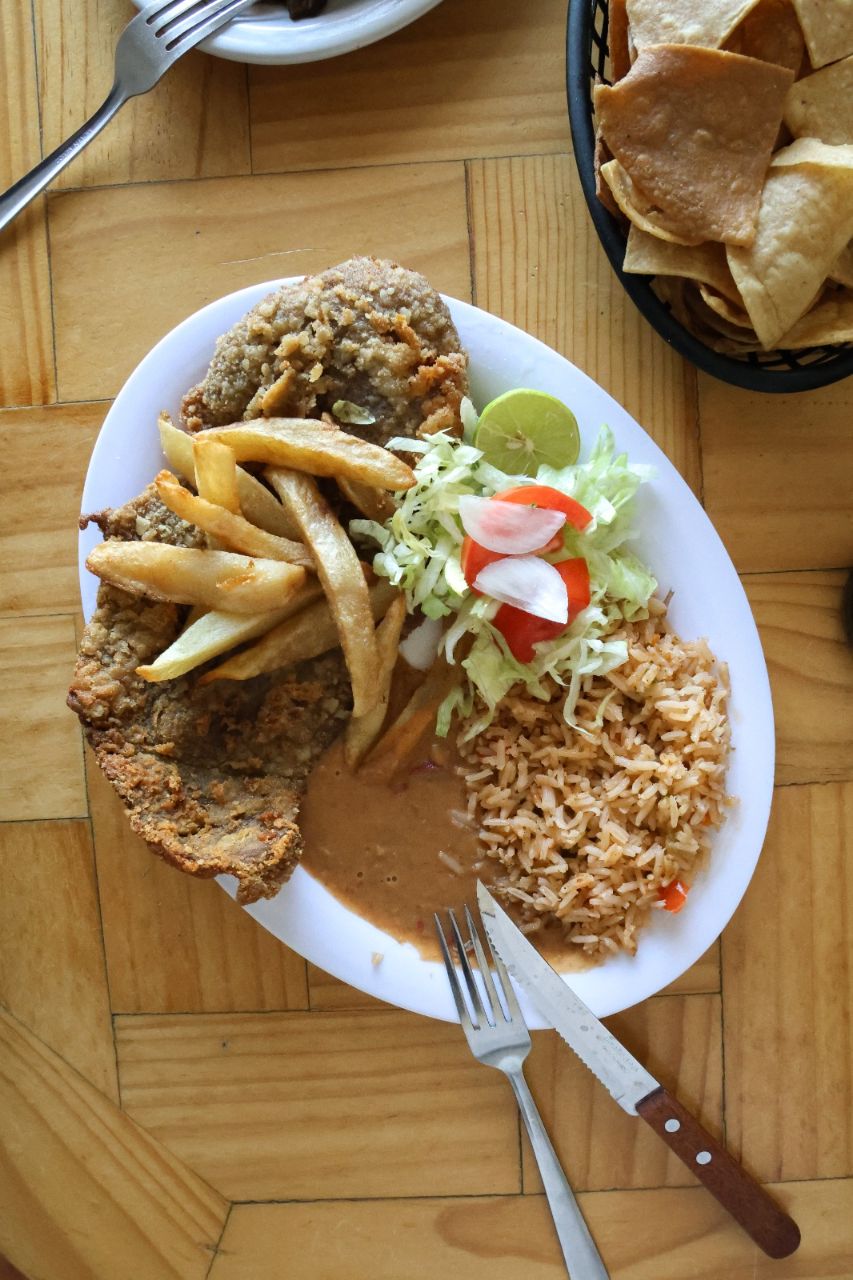 Milanesa con papas y arroz
