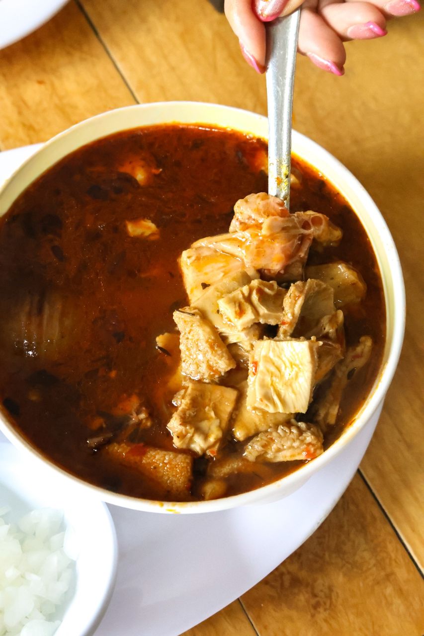 Menudo con cebolla, limón y chile